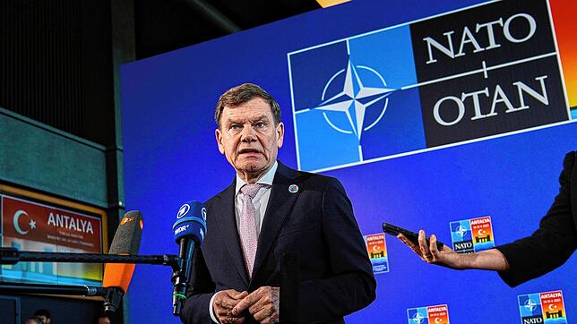 Der deutsche Außenminister Johann Wadephul spricht mit Journalisten bei seiner Ankunft zum informellen NATO-Außenministertreffen in ...