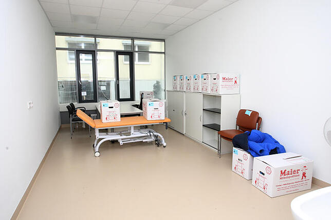 Blick in eines der Ärztezimmer: Das Interieur ist schon geliefert. Jetzt muss noch alles eingeräumt werden. Bild: Aurelia Scherrer