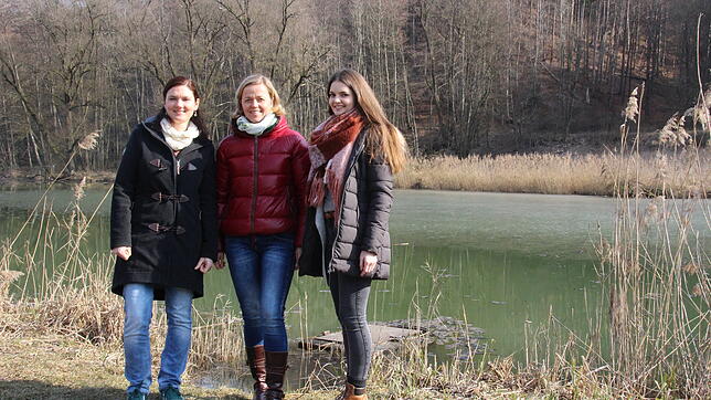 Sie sind zufrieden mit dem Einsatz der Heinz Sielmann Stiftung (von links): Julia Brantner, Sindy Bublitz und Praktikantin Anna-Lena ...