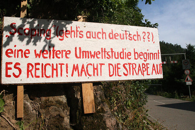 Klare Ansage: Dieses Schild hängt an der seit vier Jahren gesperrten Albtalstraße bei der Tiefensteiner Brücke.