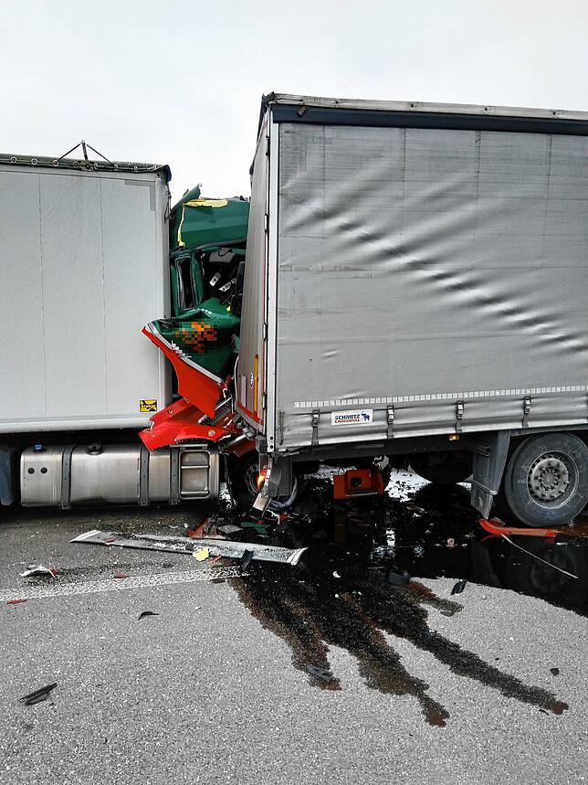 Bild 1: Schwerer Unfall auf der Schänzlebrücke: Zwei verletzte Lkw-Fahrer im Krankenhaus und Schaden von rund 150.000 Euro