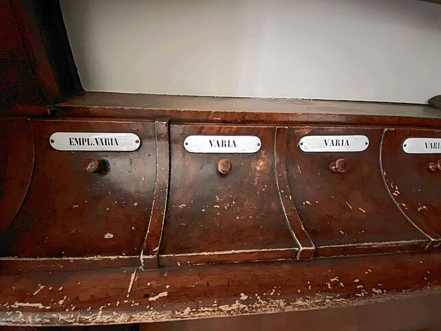 Die Schildchen auf den historischen Apothekerladen liefern die Idee: Varia soll die Weinbar heißen.