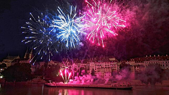 Bunt und spektakulär: Der Bundesfeiertag in Basel startete mit dem Feuerwerk am Vorabend auf dem Rhein.
