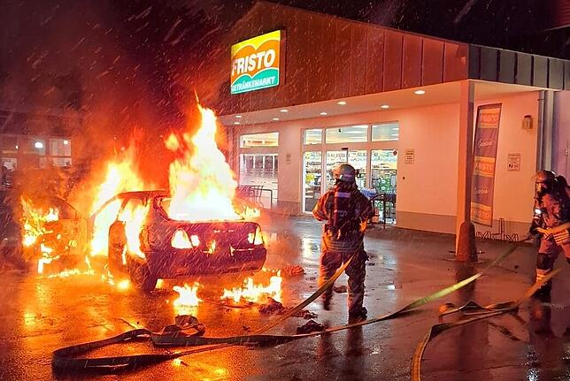 Der Feuerwehr gelingt es zügig, den brennenden Wagen zu löschen. Er war völlig zerstört.