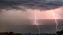 Schutz suchen: Das Bundesamt für Bevölkerungsschutz und Katastrophenhilfe rät, sich bei Gewitter und Sturm in einem stabilen Gebäude ...
