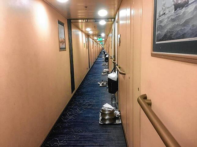 Ein Blick auf den Gang der MS Zaandam. Wie alle Passagiere dürfen die beiden Urlauber Sabine und Bernd Albrecht nur noch in ihrer Kabine ...