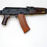 Eine Kalaschnikow AK-74 (Automat Kalaschnikow 74). Diese Schnellfeuerwaffe soll ebenfalls in der Waffenindustrie in Tula produziert werden.