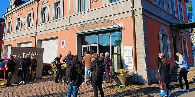 Der Andrang vor dem Rathaus Kreuzlingen am ersten Tag des Tötungsprozesses im Fall Bottighofen war groß.