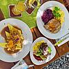 Die Maultaschen mit Röstzwiebeln (links) und Salat sind hausgemacht, der Schweinebraten mit Nudeln und Rotkraut ist von der Tageskarte.