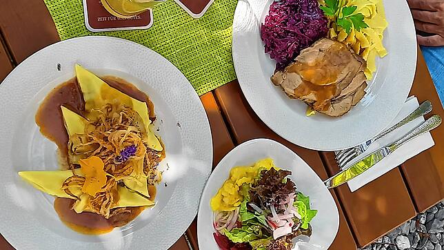 Die Maultaschen mit Röstzwiebeln (links) und Salat sind hausgemacht, der Schweinebraten mit Nudeln und Rotkraut ist von der Tageskarte.