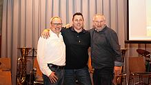 Das Bild zeigt (von links) den Ehrenpräsidenten Thomas Zenger, den neuen Narrenpräsidenten Frank Hofmann und den Vize Michael Steppacher ...