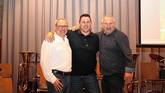 Das Bild zeigt (von links) den Ehrenpräsidenten Thomas Zenger, den neuen Narrenpräsidenten Frank Hofmann und den Vize Michael Steppacher ...