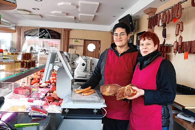 Sabine Rummey (links) und Judith Eisenhauer-Lehmann halten noch am Weihnachtsklassiker Wienerle mit Kartoffelsalat fest.