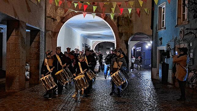 Wecken mit  Tschättermusik in der Laufenburger Altstadt.