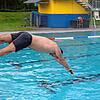 Mit einem Hechtsprung ins 23 Grad warme Wasser des Villinger Kneippbades taucht Stanislaw Hahn am Montagmorgen, 26. Mai, in die ...