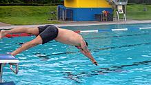 Mit einem Hechtsprung ins 23 Grad warme Wasser des Villinger Kneippbades taucht Stanislaw Hahn am Montagmorgen, 26. Mai, in die ...