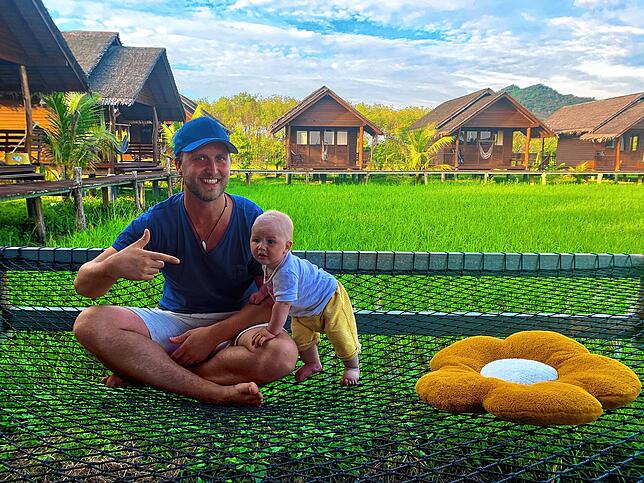 Alexander Stenzel mit seinem Sohn Nelio auf Bali im Jahr 2023.