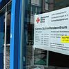 Ein Schild an der Eingangstüre des Testzentrums in Donaueschingen informiert die Besucher. (Archivbild)