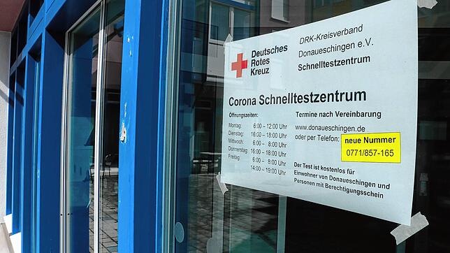 Ein Schild an der Eingangstüre des Testzentrums in Donaueschingen informiert die Besucher. (Archivbild)