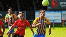 Der Singener Spielertrainer Christian Jeske (rechts) im Spiel gegen Gottmadingen-Bietingen. Am Freitag ist der FC Überlingen Gegner von ...