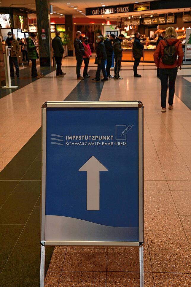 Ein Schild weist den Weg zum Impfstützpunkt.