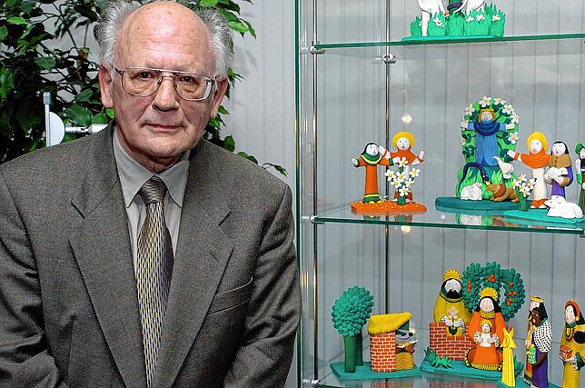 Bruno Epple und seinen biblischen Tonfiguren.