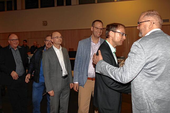 Amtskollegen und Wegbegleiter gratulieren Rudolf Fluck (rechts) zum Wahlsieg: Ralf Pahlow, Karl Rombach, Martin Ragg, Andreas Braun und ...