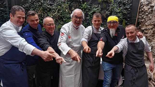 Sieben Köche, acht Sterne. Am Sonntag kochte diese illustre kulinarische Runde bei der Closing Party des San Martino. Chef Jochen Fecht ...