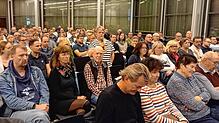 Rund 200 Oberteuringer waren zur Bürgerversammlung über das Starkregenereignis am 26. Juni in das Gemeindezentrum gekommen. Viele hatten ...