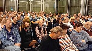 Rund 200 Oberteuringer waren zur Bürgerversammlung über das Starkregenereignis am 26. Juni in das Gemeindezentrum gekommen. Viele hatten ...