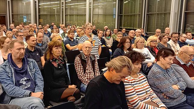 Rund 200 Oberteuringer waren zur Bürgerversammlung über das Starkregenereignis am 26. Juni in das Gemeindezentrum gekommen. Viele hatten ...