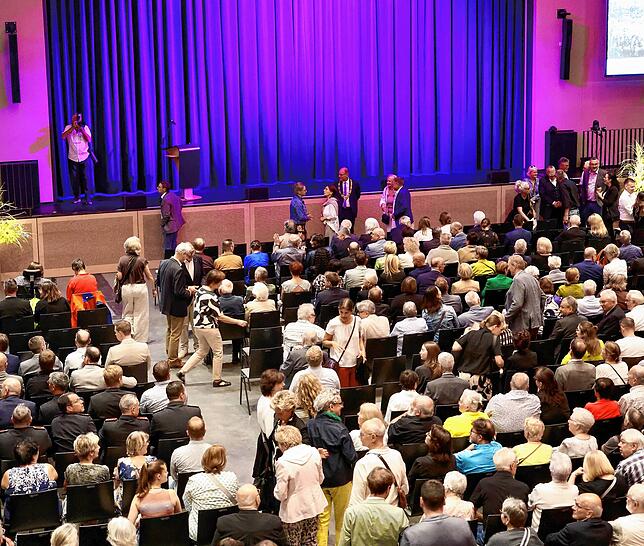 Der Andrang ist groß, als die Scheffelhalle Singen am 19. September eröffnet wird