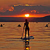 Eine Standup-Paddlerin vor dem Überlinger Bodensee-Ufer. Ihr kommen gerade drei Kanuten entgegen. Wer hat Vorfahrt?