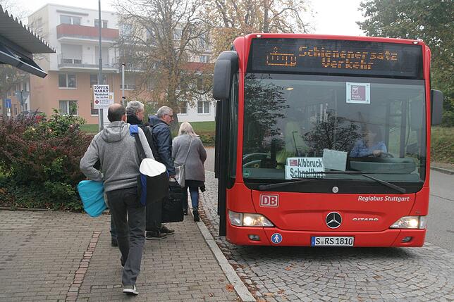 Es klappt: Der Ersatzbus an der Haltestelle bei der ehemaligen Papierfabrik hat gewartet.