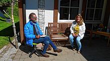 Die Leiterin des Kindergartens in Deggenhausen, Saskia Schumann, im Gespäch mit SÜDKURIER-Mitarbeiter Wolf-Dieter Guip im Garten des ...