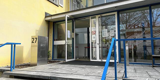 Der Eingang des Landgerichtsgebäudes an der Unteren Laube in Konstanz.