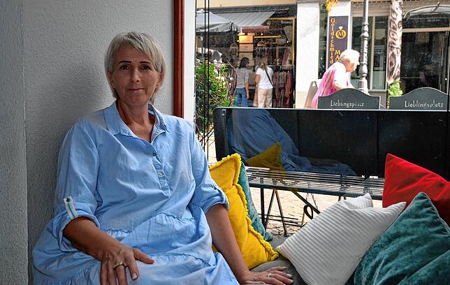 Sandra Feiner sitzt im August 2022 selbst dort, wo so viele ihrer Gäste stets gerne gesessen haben: im Fenster des Cafe Marktgeflüster. ...