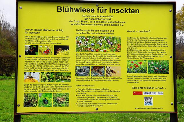 Auf diesem Schild wird erläutertert, warum Blühwiesen für alle Insekten wichtig sind. Der Bienenzuchtverein Singen/Hohentwiel, der ...