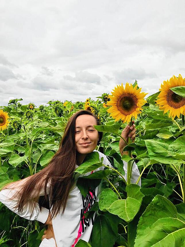 Maryna Zahoruiko mit einer Sonnenblume, die zum Symbol des ukrainischen Widerstandes geworden ist.