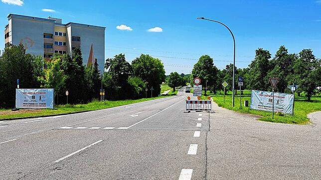 Kurz vor dem Ortsausgang von Ittendorf steht eine Warnung vor der Sperrung der Ortsdurchfahrt Ittendorf – mit dem Zusatz, die Zufahrt ...
