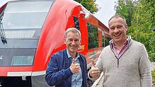 Lothar Probst, beim Landratsamt Waldshut unter anderem für den Nahverkehr zuständig, und Christian Brinkmann, Leiter der Bahnbetriebe ...