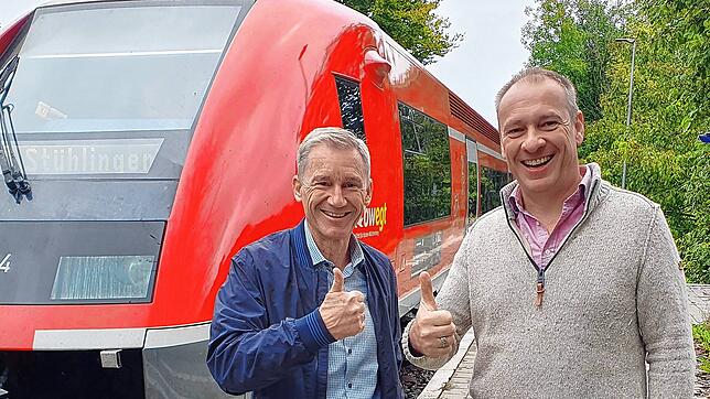 Lothar Probst, beim Landratsamt Waldshut unter anderem für den Nahverkehr zuständig, und Christian Brinkmann, Leiter der Bahnbetriebe ...