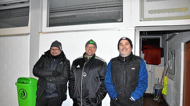 Sie trainieren mit ihren Vereinen auf dem neuen Platz im Werner-Gerber-Sportzentrum: Carmine Italiano, Trainer der SG ...