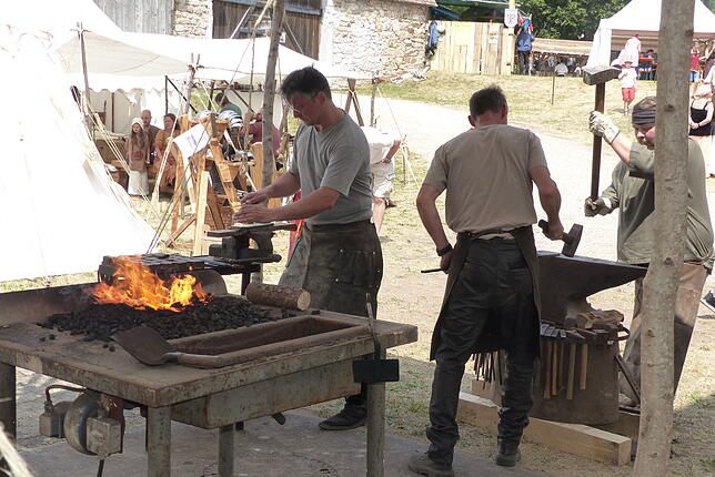 Das alte Handwerk wird am Mittelaltermarkt in Riedern am Wald präsentiert.