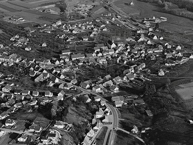 November 1977: Hier steht das neue Rathaus mitten in Nenzingen.