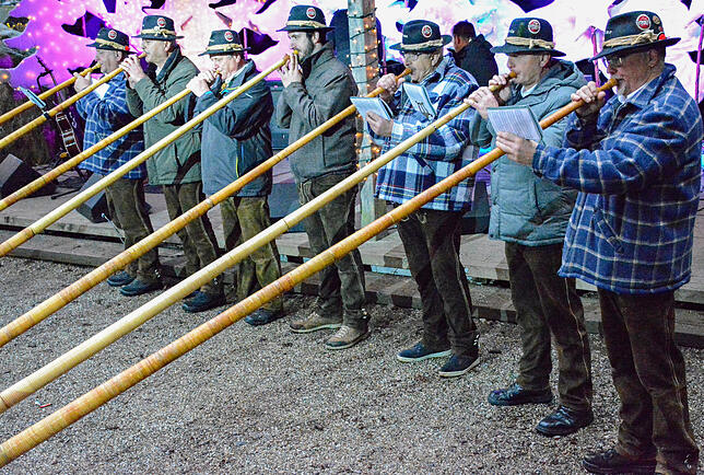 Wenn die Alphornbläser aus Schönwald loslegen, ist allen klar: Hier spielt die Musik.