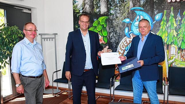 Detailliert ausgearbeitet sind die Unterlagen für zwei Betriebsmodelle, die Christian Sonntag (links) und Gerhard Graf (rechts) vom ...