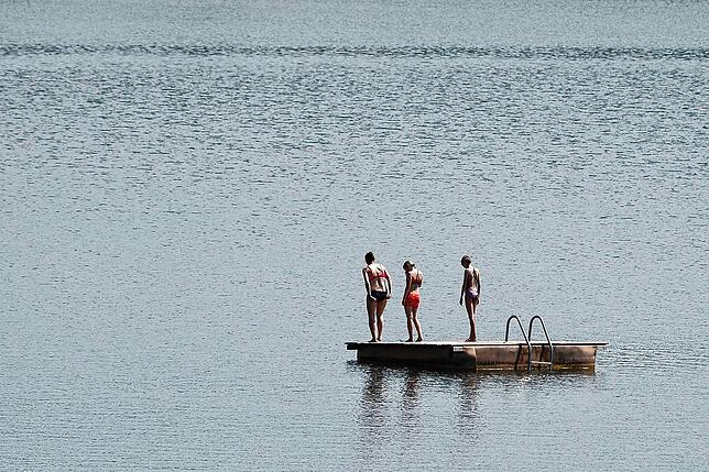 Badegäste stehen im Badesee Birkwitz (Pirna, Sachsen) auf einer Badeinsel. Aufgrund mehrerer tödlicher Badeunfälle in den vergangenen ...