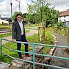 Die vollzogene Renaturierung sorgt wieder für die Beruhigung und Erlebbarkeit des Hilzinger Mühlbachs. Das Bild zeigt Bürgermeister ...