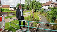 Die vollzogene Renaturierung sorgt wieder für die Beruhigung und Erlebbarkeit des Hilzinger Mühlbachs. Das Bild zeigt Bürgermeister ...